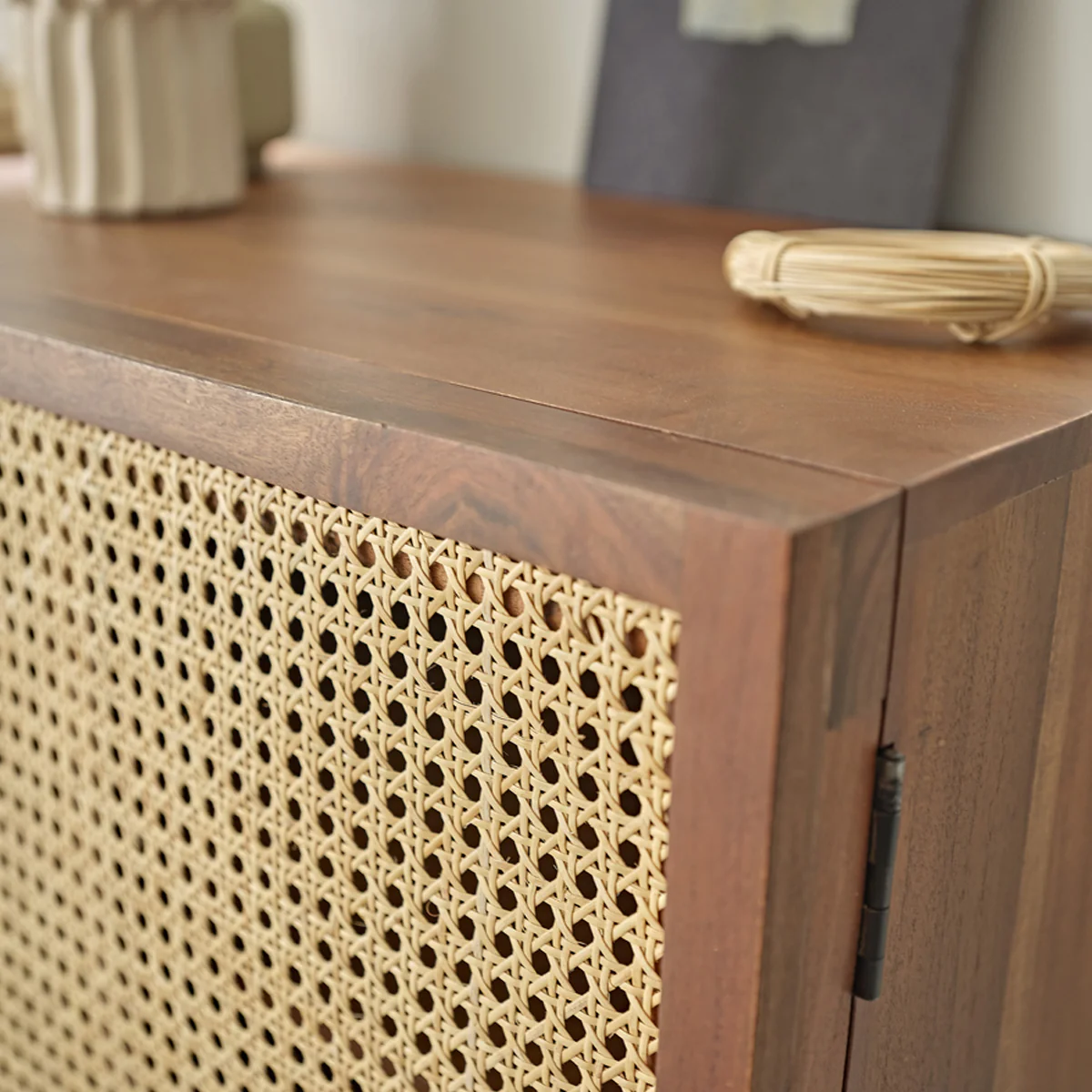 Cassettiera in acacia massello finitura in noce e cannage 120 cm - Image 6