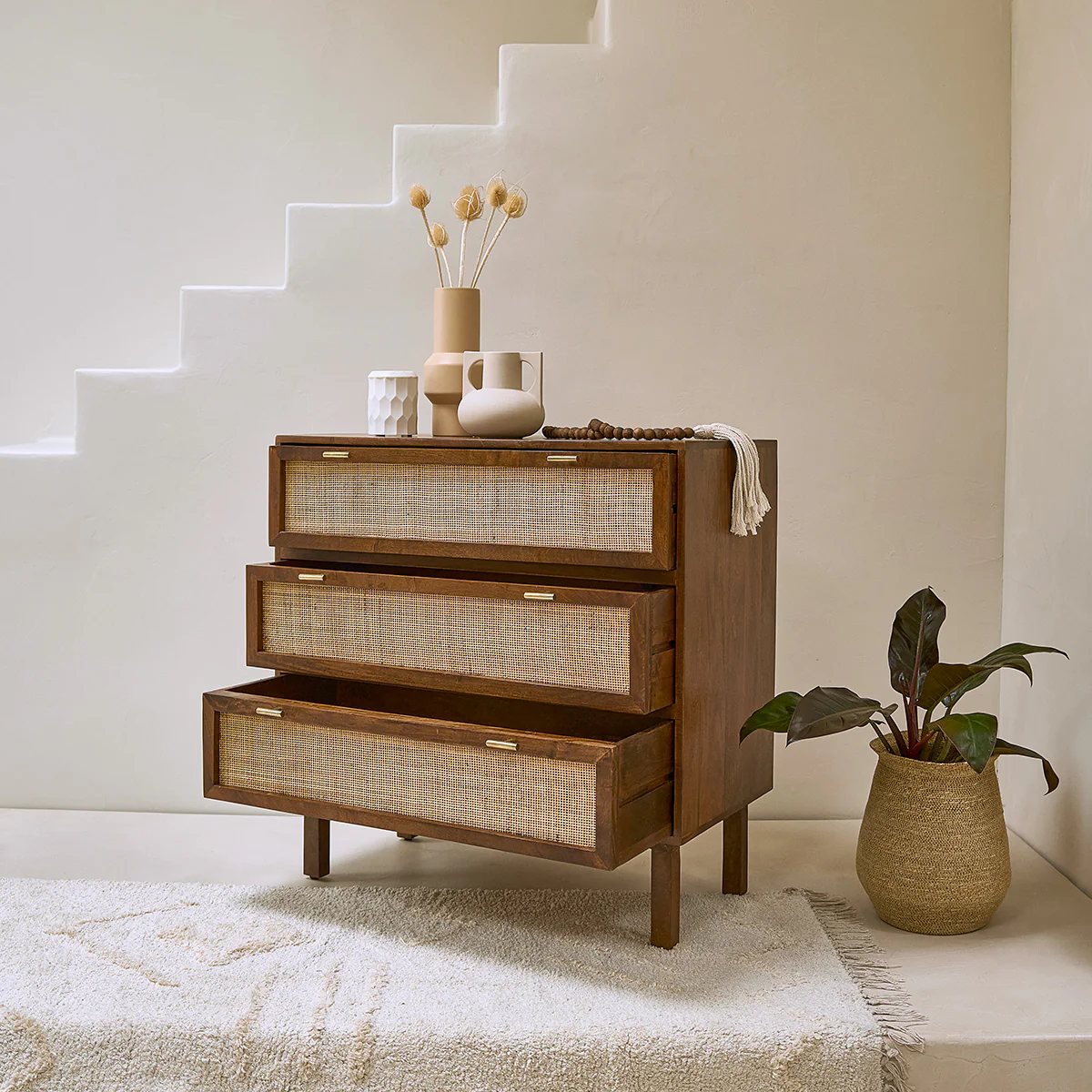 Cassettiera in mango massello e midollino finitura in noce 90 cm - Image 4