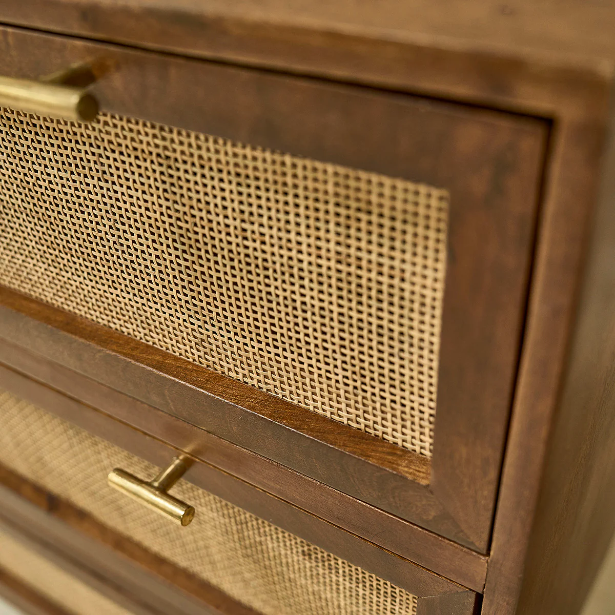 Cassettiera in mango massello e midollino finitura in noce 90 cm - Image 5