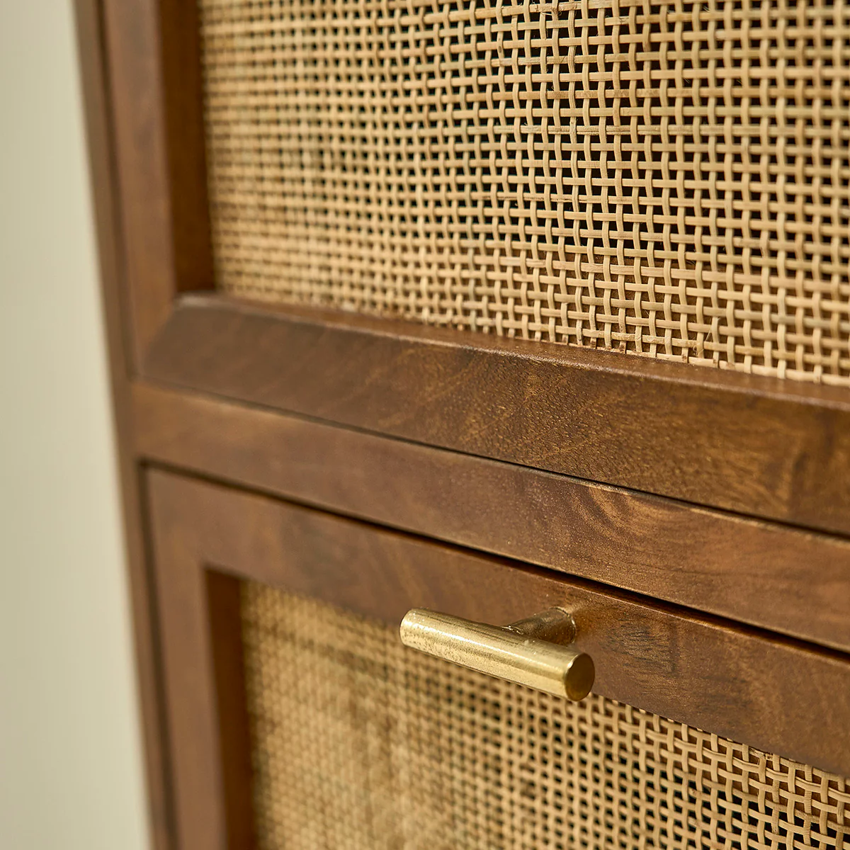 Cassettiera in mango massello e midollino finitura in noce 90 cm - Image 7