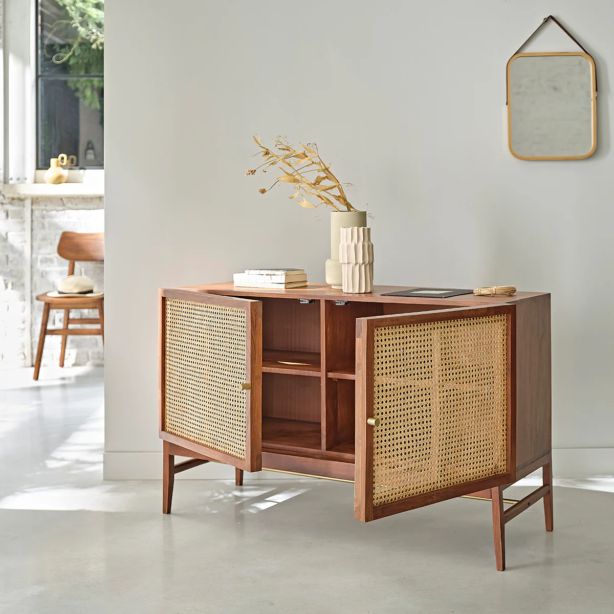 Credenza in acacia massello con finitura in noce e midollino 120 cm - Image 3