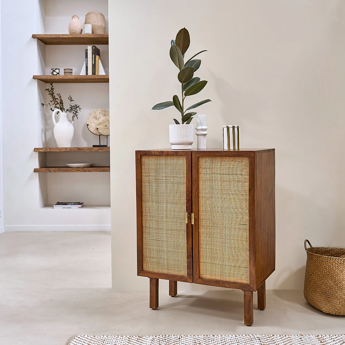 Credenza in mango massello e midollino finitura in noce 68 cm - Image 3