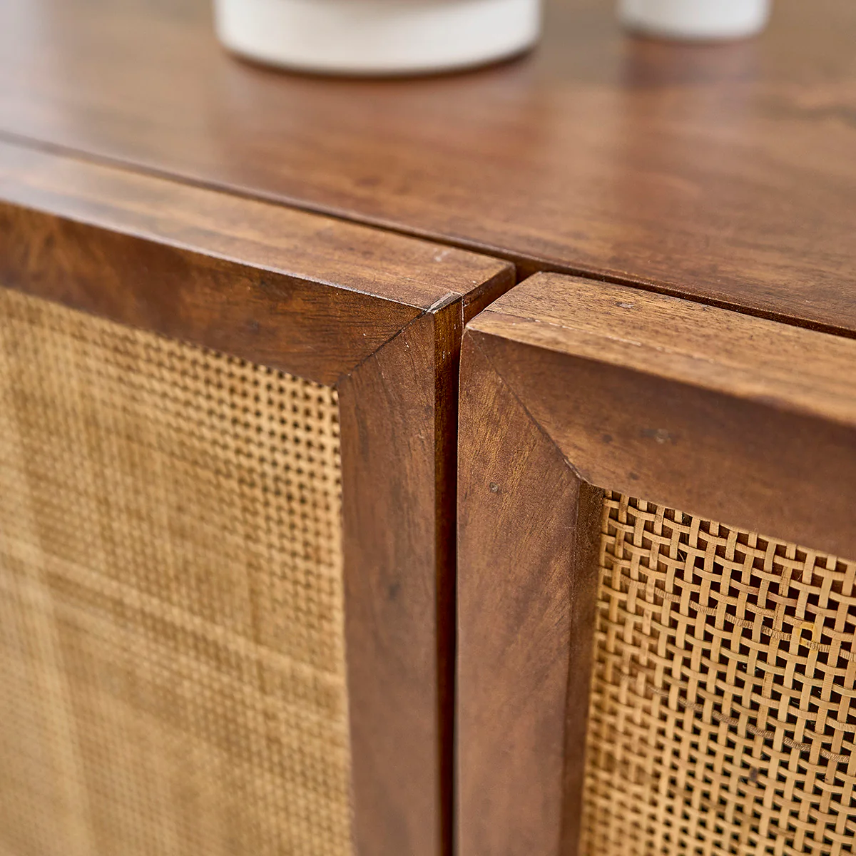Credenza in mango massello e midollino finitura in noce 68 cm - Image 5