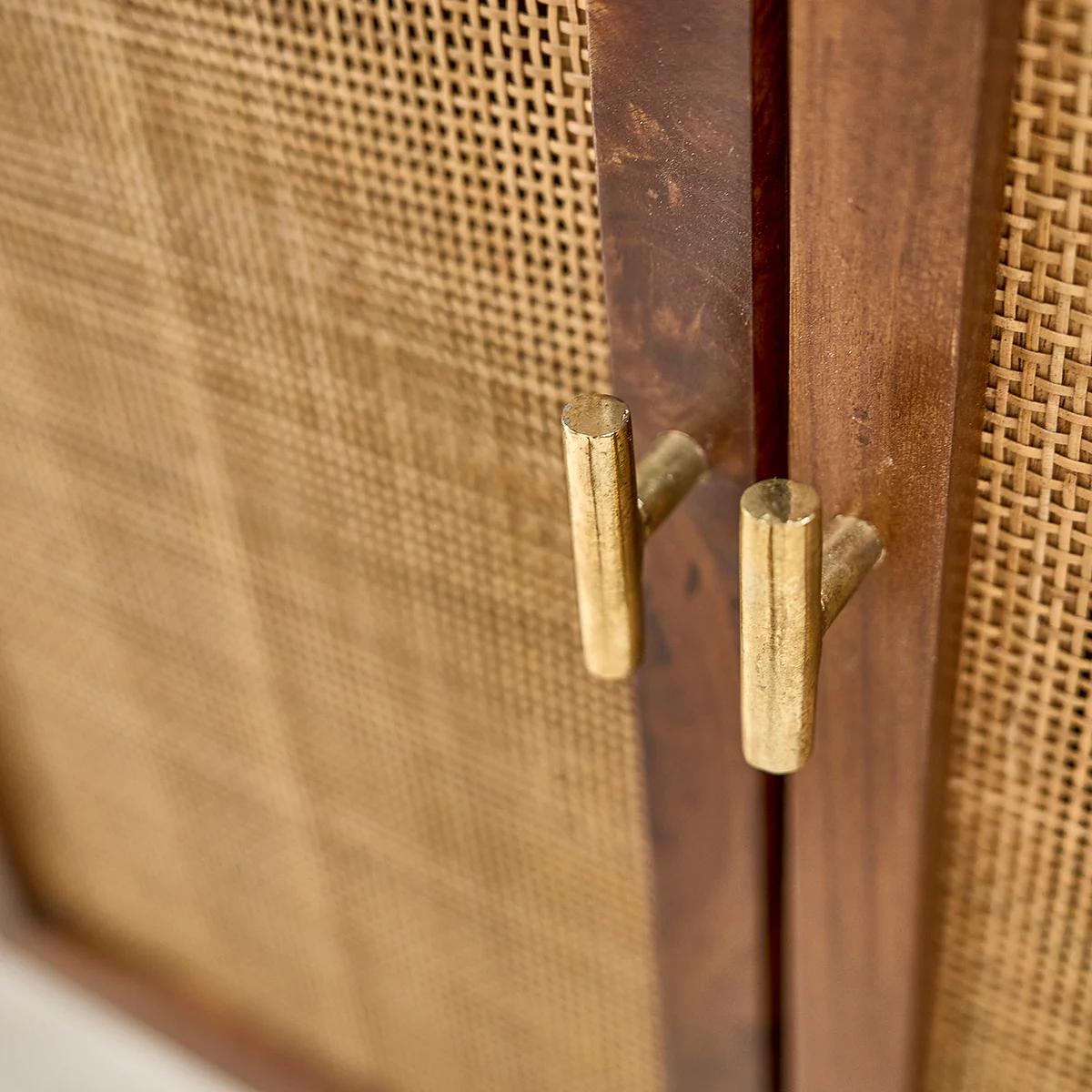 Credenza in mango massello e midollino finitura in noce 68 cm - Image 6