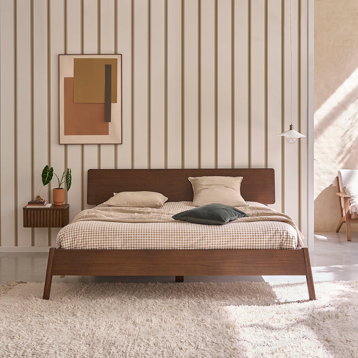 Letto in legno mindi con finitura in noce da 180 cm con rete