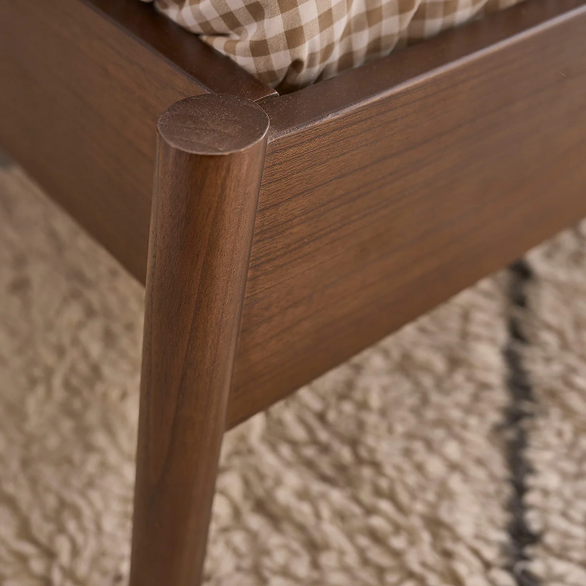 Letto in legno mindi con finitura in noce da 180 cm con rete - Image 4