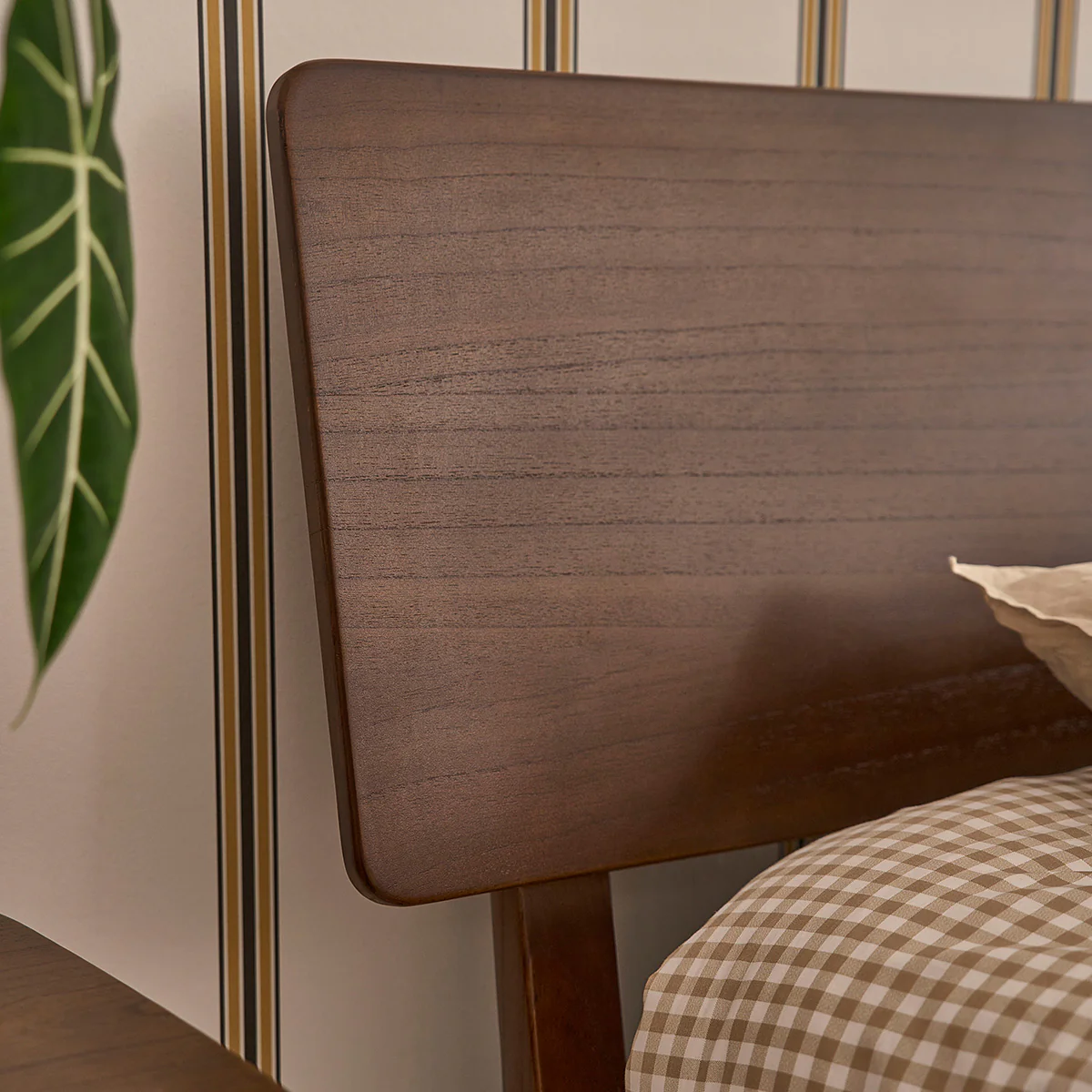 Letto in legno mindi con finitura in noce da 180 cm con rete - Image 5