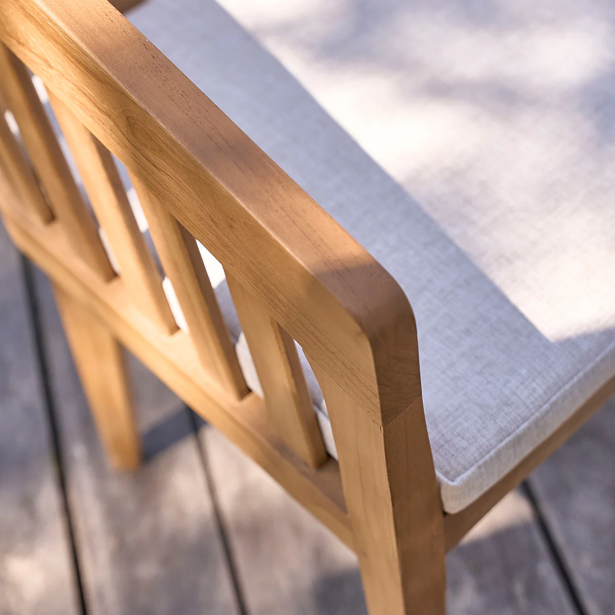 Panchina da giardino arrotondata in teak massello da 150 cm con cuscino - Image 6