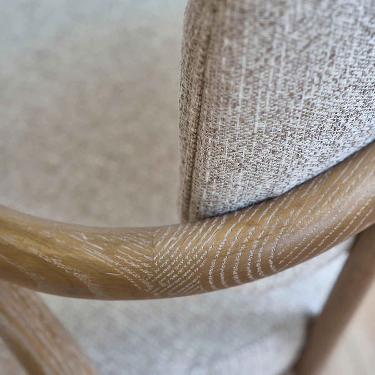 Poltrona in legno di quercia con tessuto beige screziato - Image 5