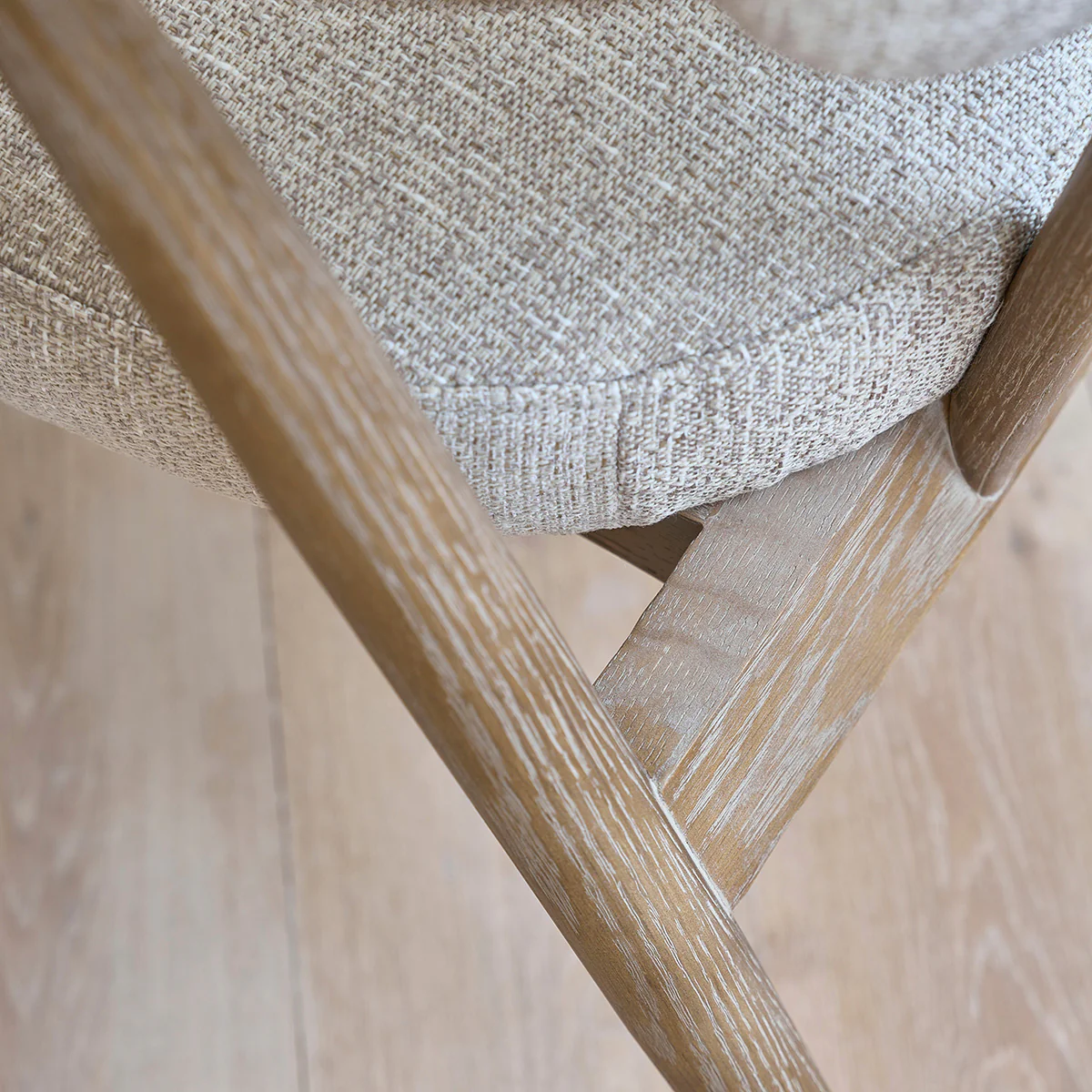 Poltrona in legno di quercia con tessuto beige screziato - Image 6