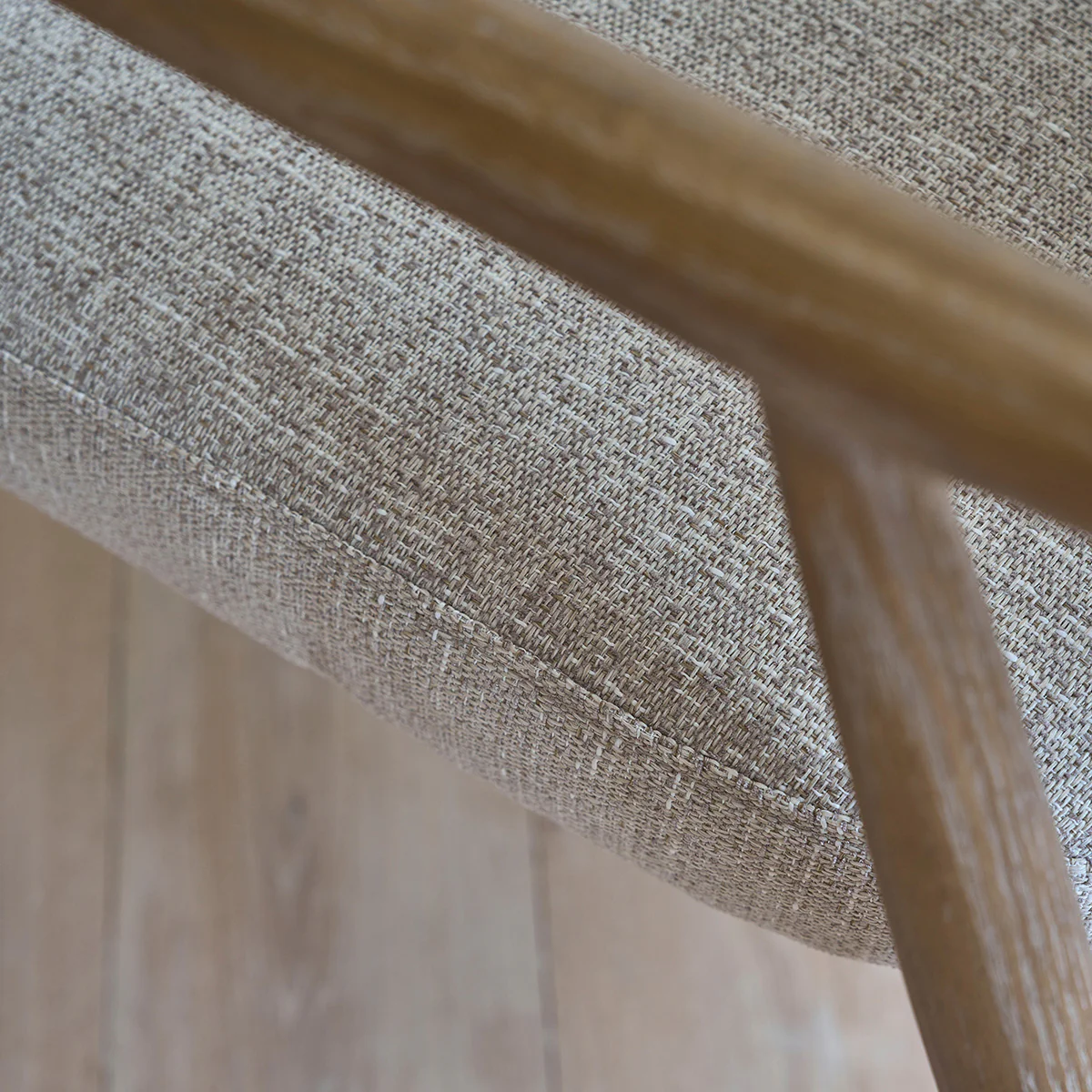 Poltrona in legno di quercia con tessuto beige screziato - Image 7