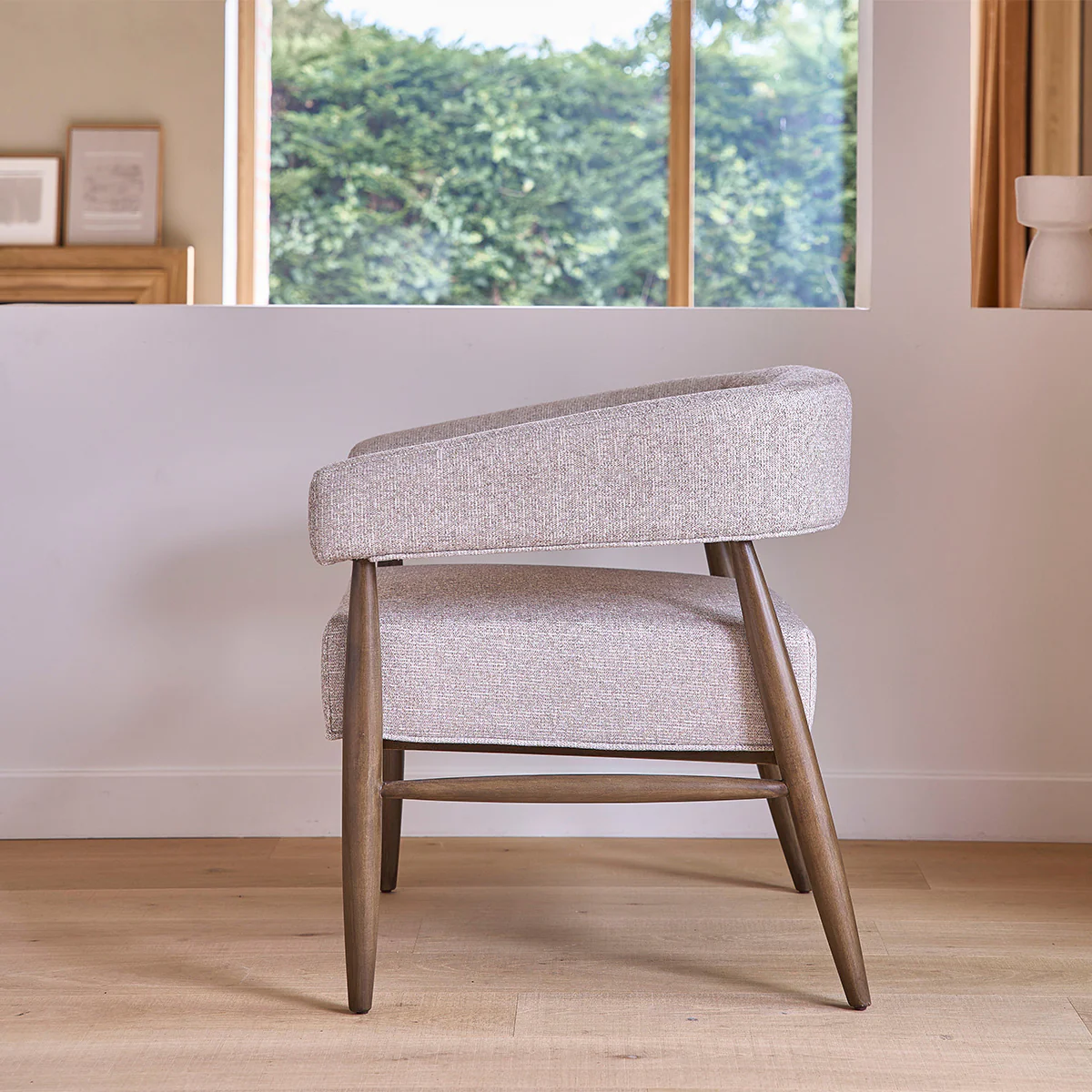 Poltrona in legno massello con tessuto beige screziato - Image 3