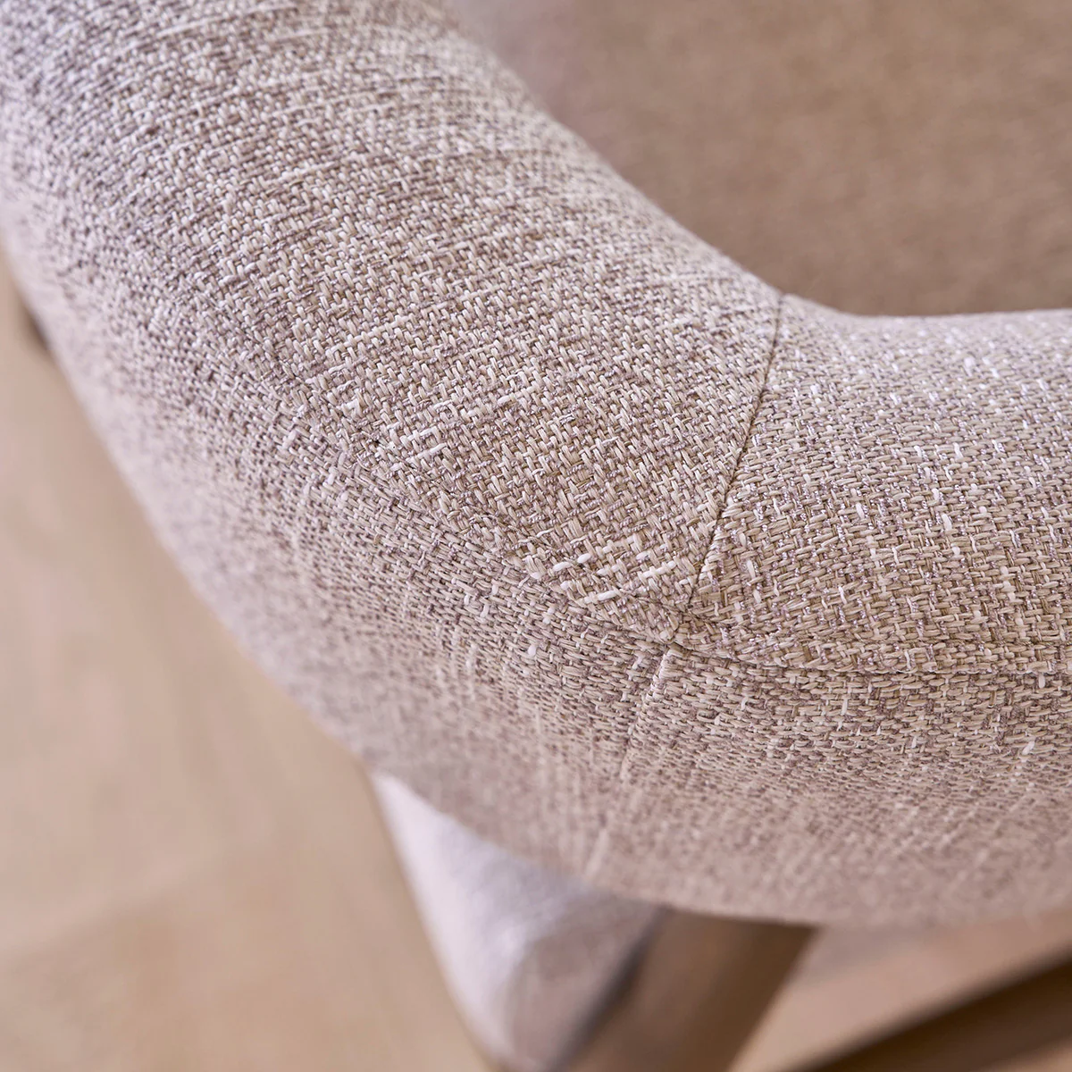 Poltrona in legno massello con tessuto beige screziato - Image 5