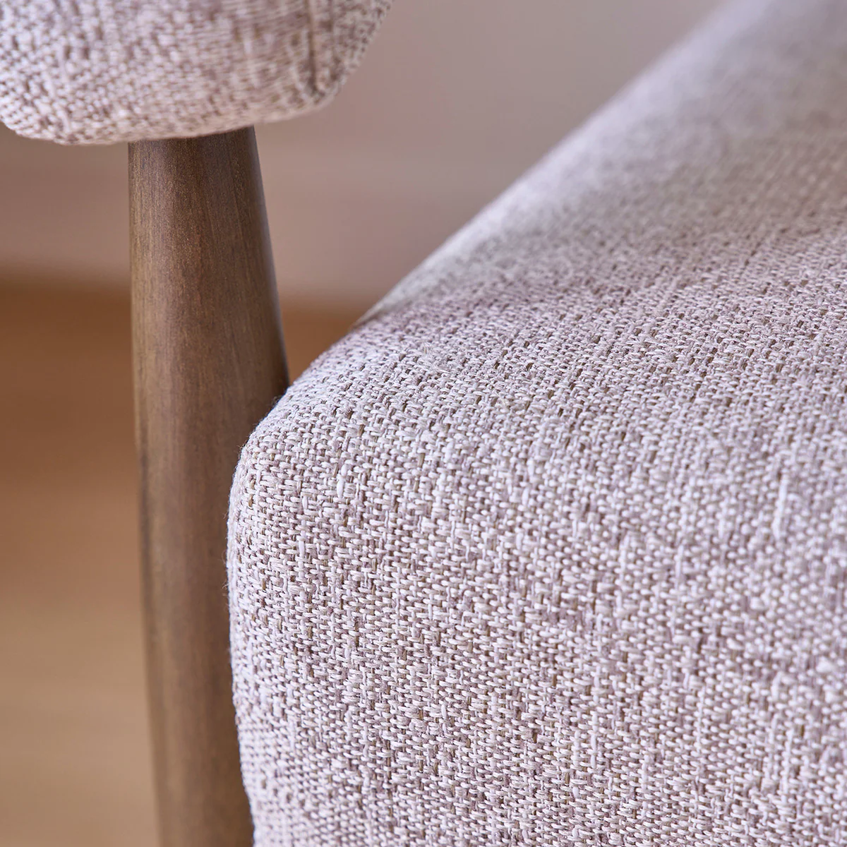 Poltrona in legno massello con tessuto beige screziato - Image 6