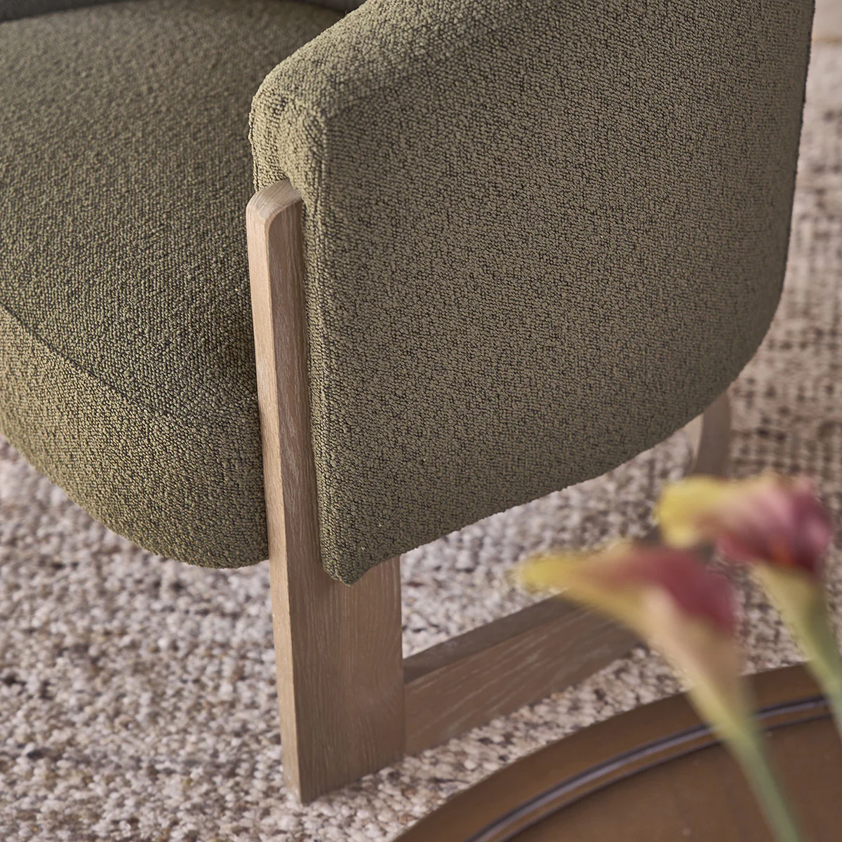 Poltrona in rovere massello e tessuto bouclé kaki - Image 6