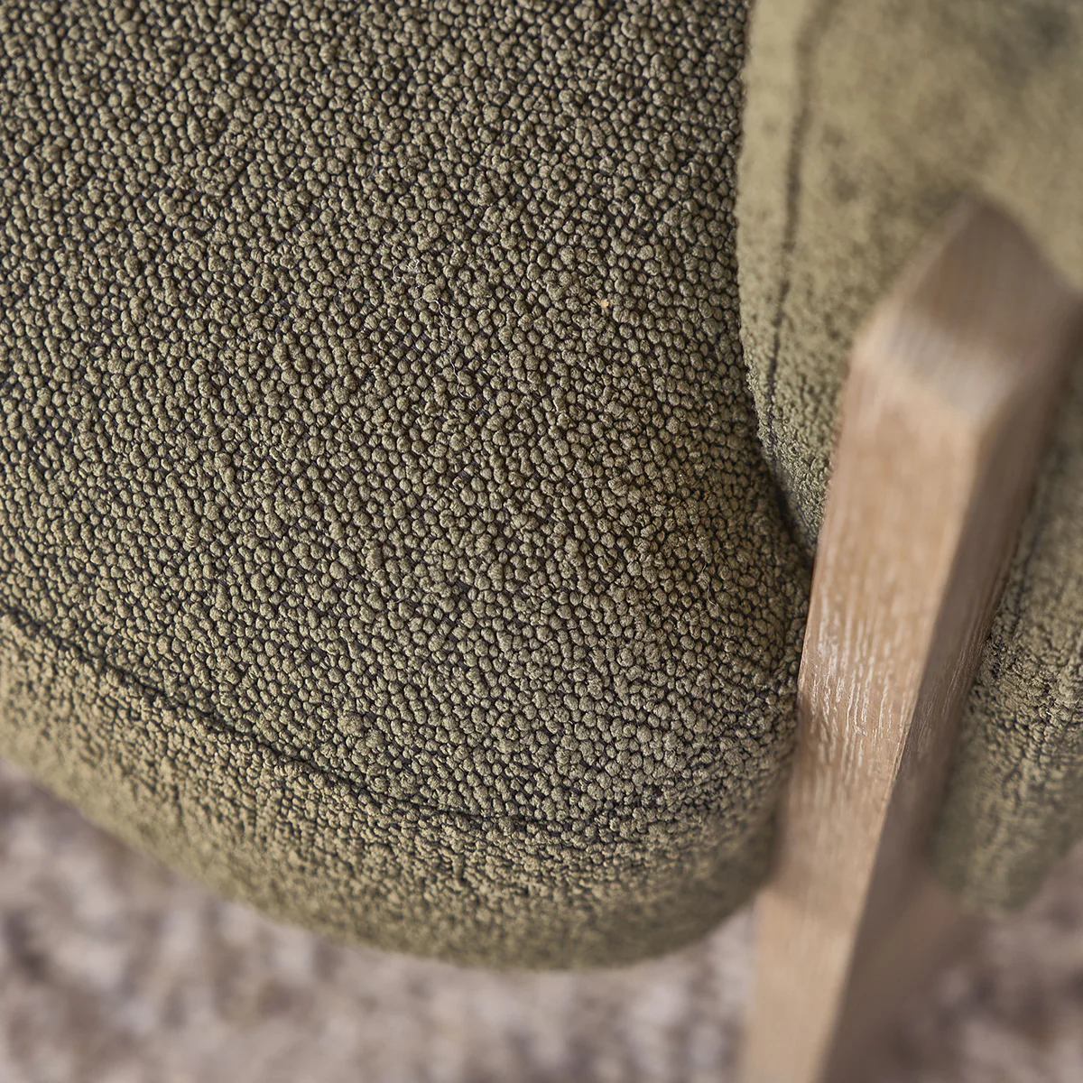 Poltrona in rovere massello e tessuto bouclé kaki - Image 7