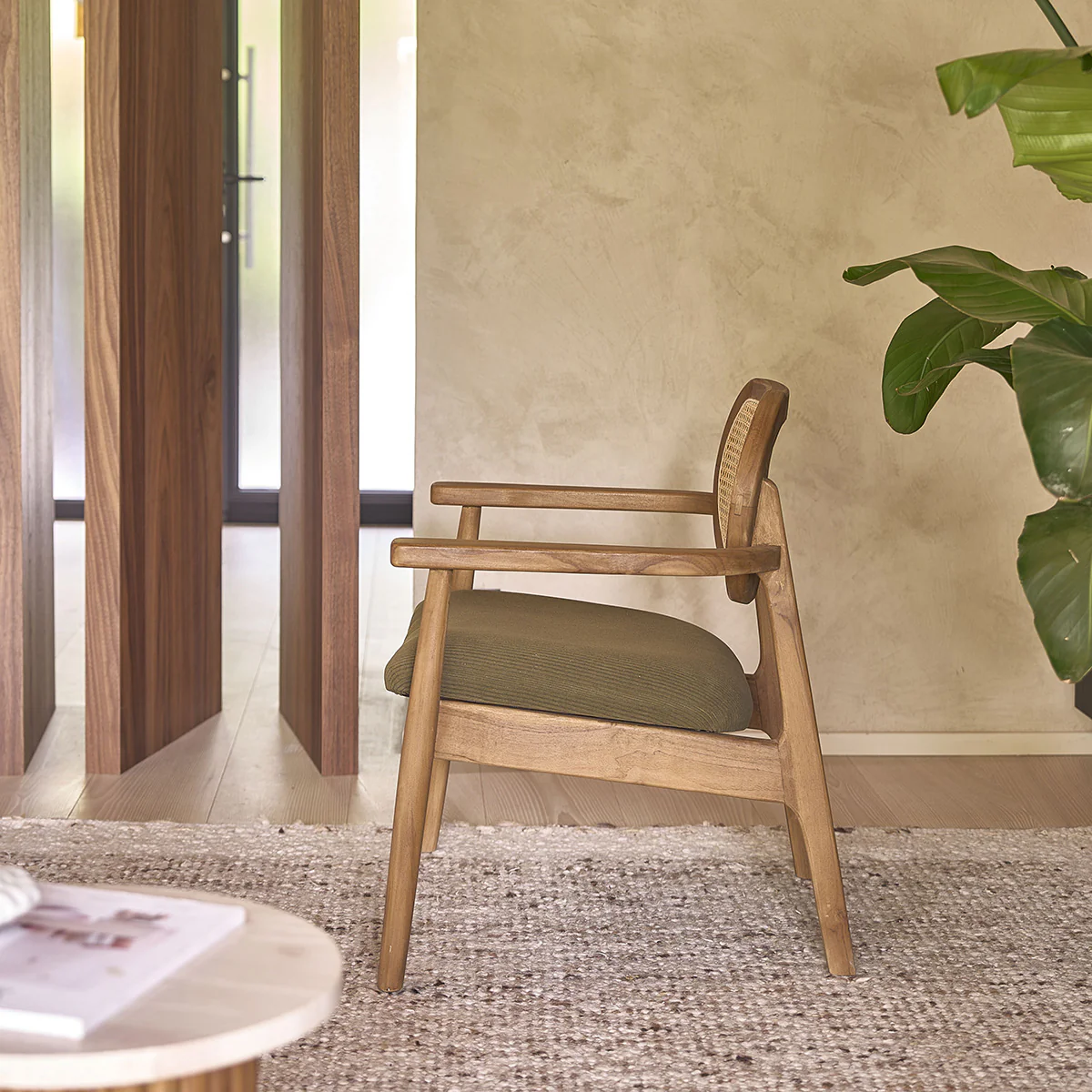 Poltrona in teak massello, cannage e tessuto di velluto a coste color kaki - Image 4