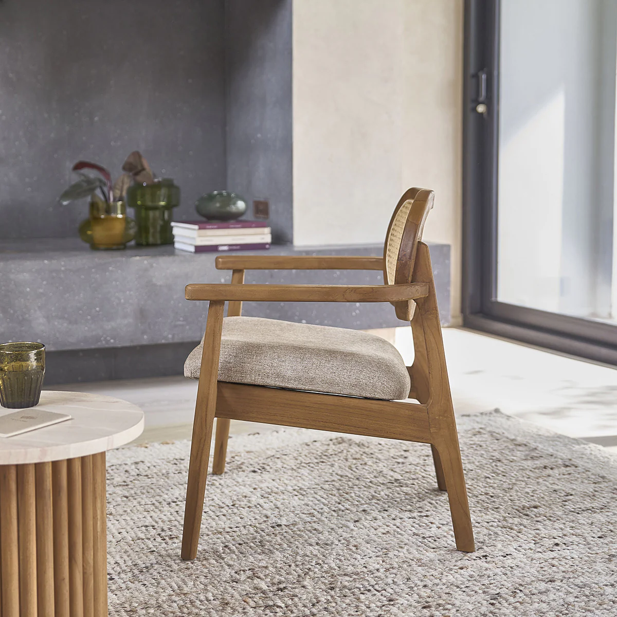 Poltrona in teak massello, cannage e tessuto grigio-beige - Image 3