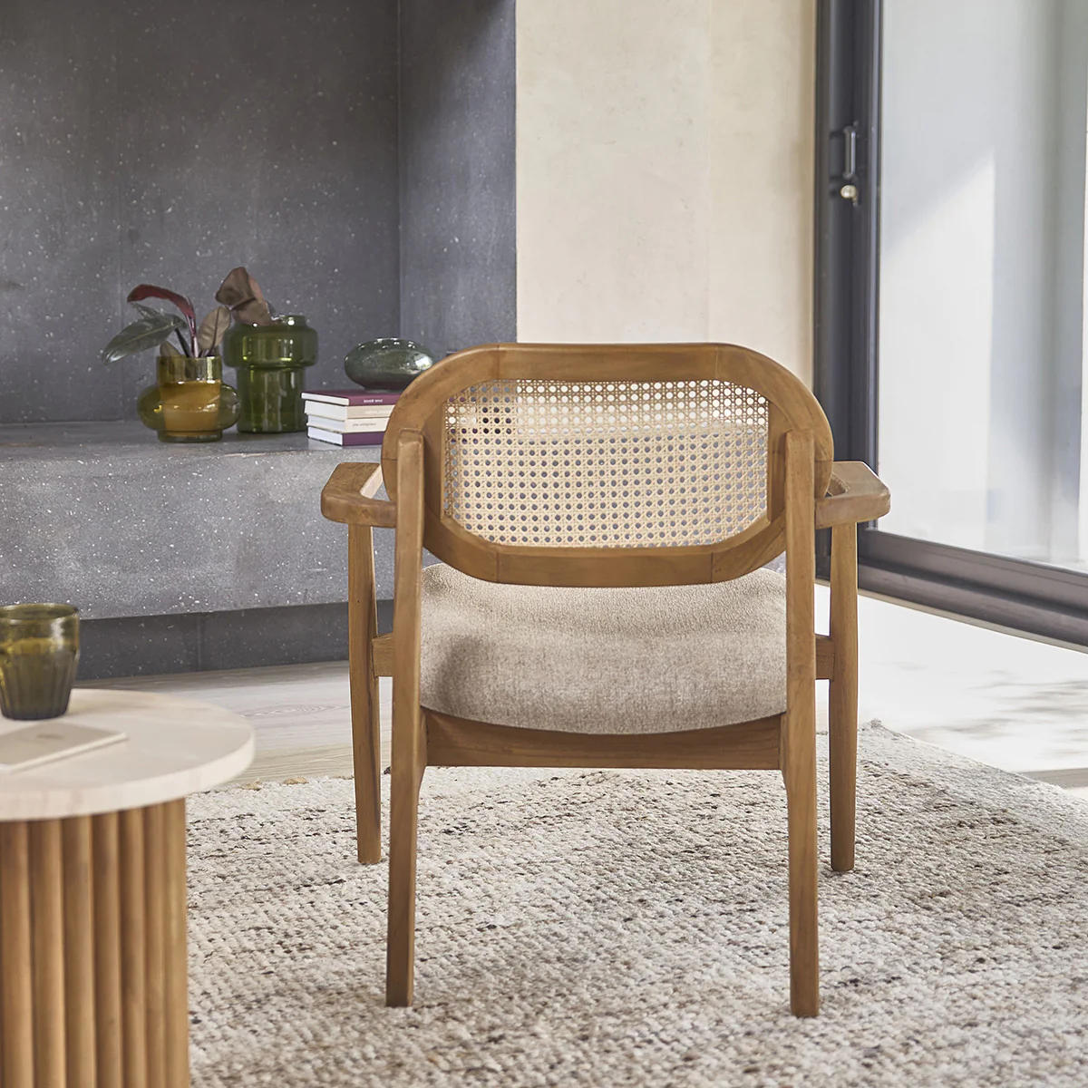 Poltrona in teak massello, cannage e tessuto grigio-beige - Image 4