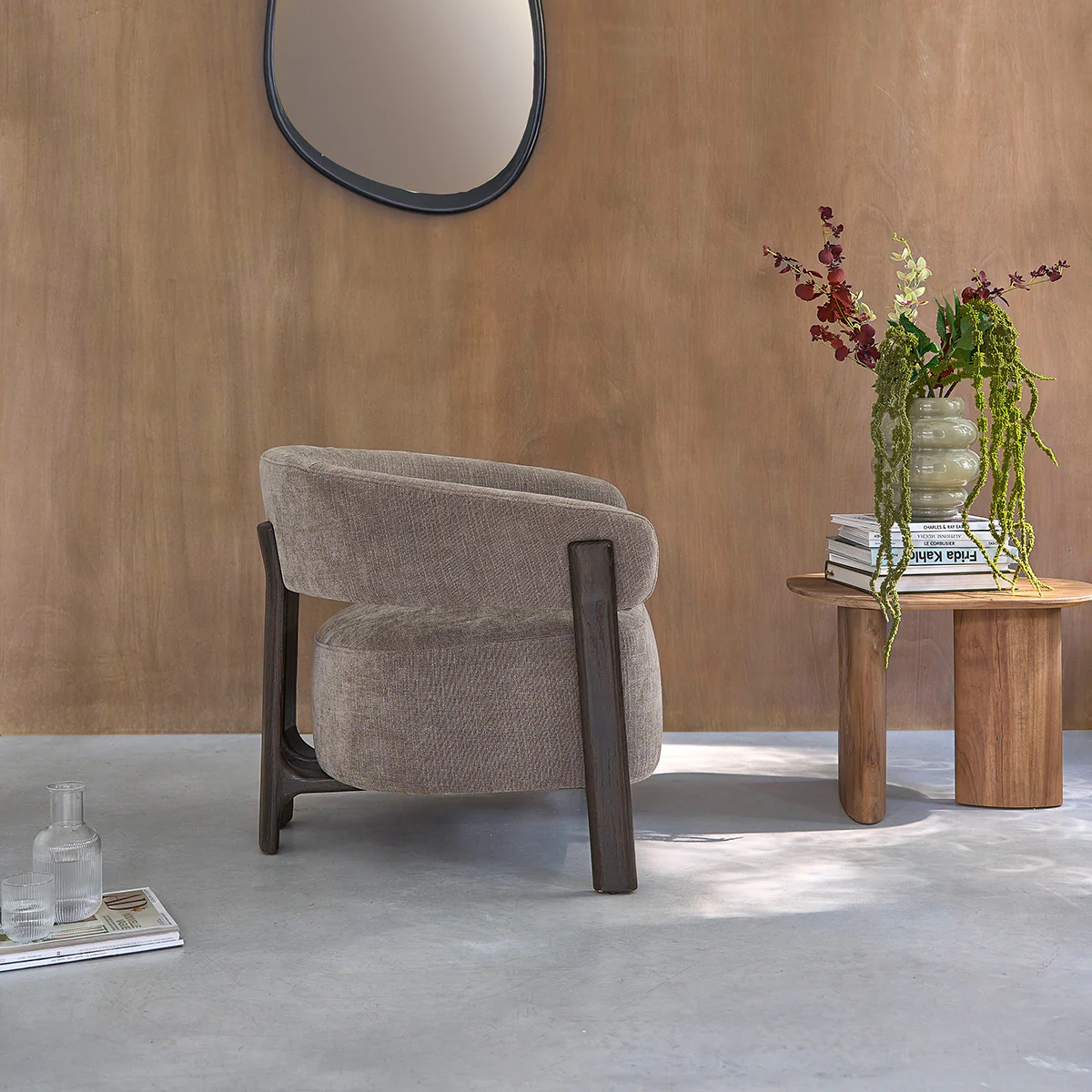Poltrona in rovere massello con finitura in noce e tessuto chenille tortora - Image 3