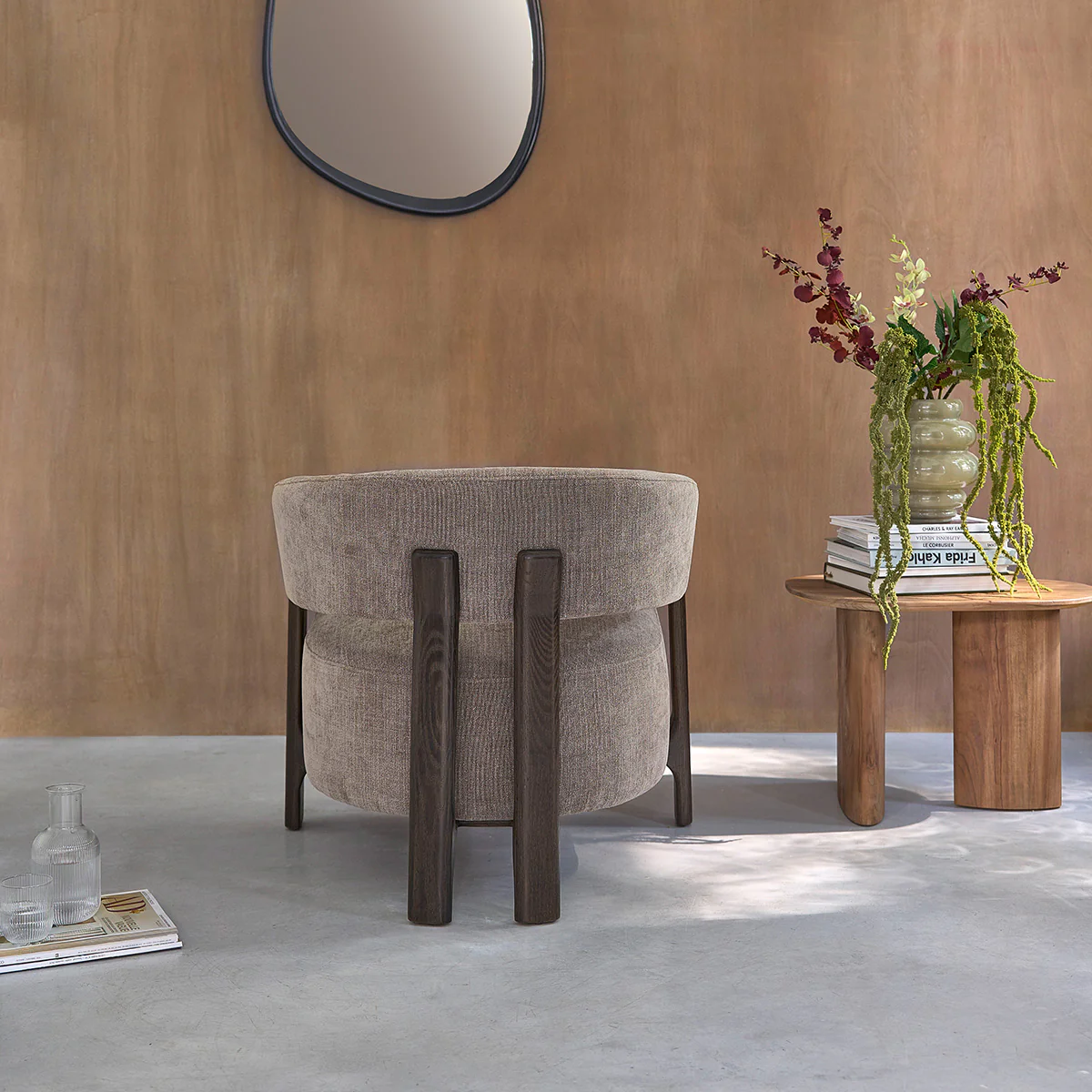 Poltrona in rovere massello con finitura in noce e tessuto chenille tortora - Image 4
