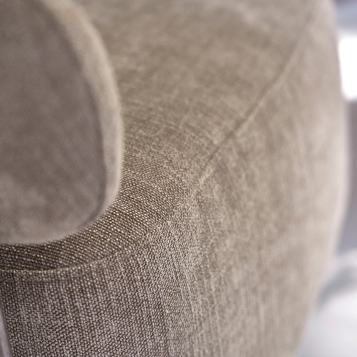 Poltrona in rovere massello con finitura in noce e tessuto chenille tortora - Image 5