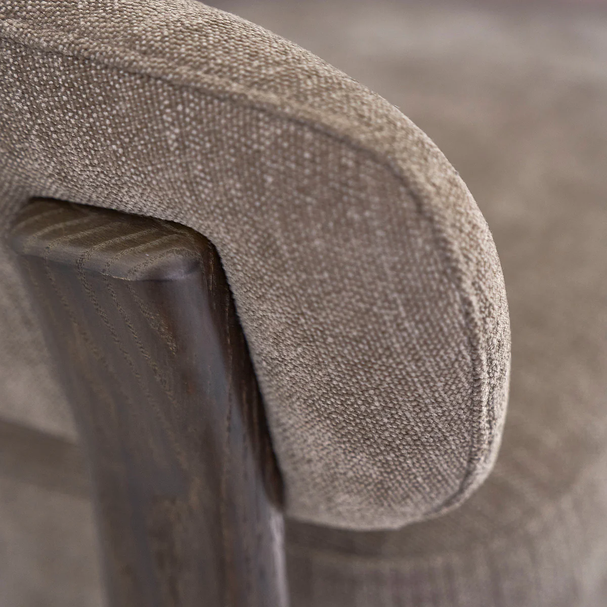Poltrona in rovere massello con finitura in noce e tessuto chenille tortora - Image 6