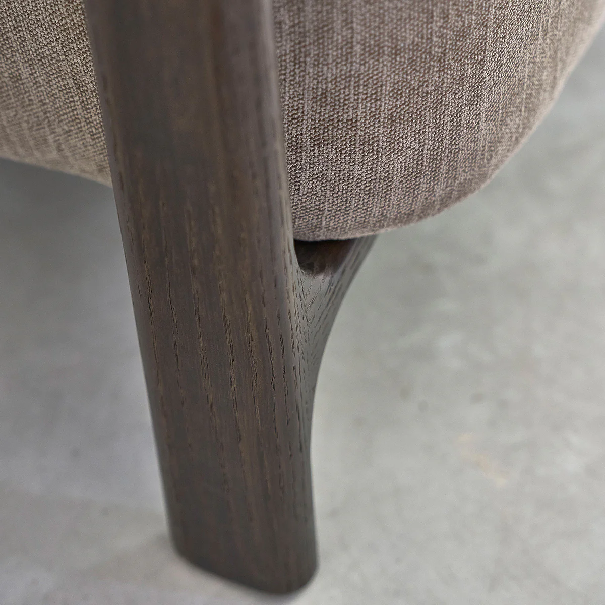 Poltrona in rovere massello con finitura in noce e tessuto chenille tortora - Image 7