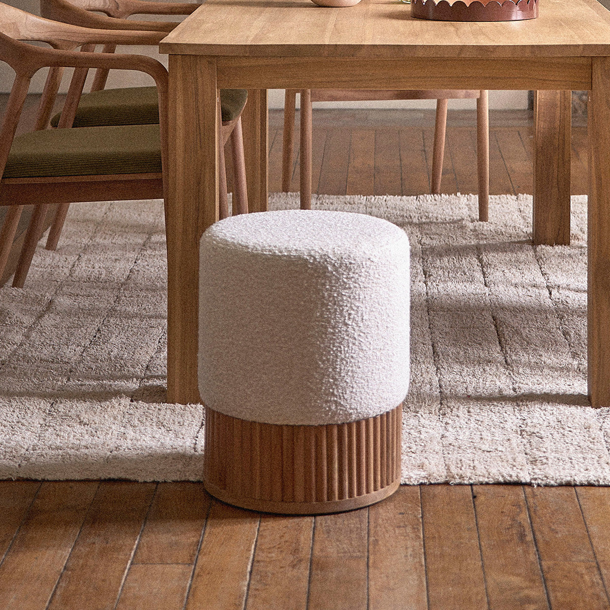 Pouf in teak massello e tessuto bouclé bianco Ø38 cm - Image 3