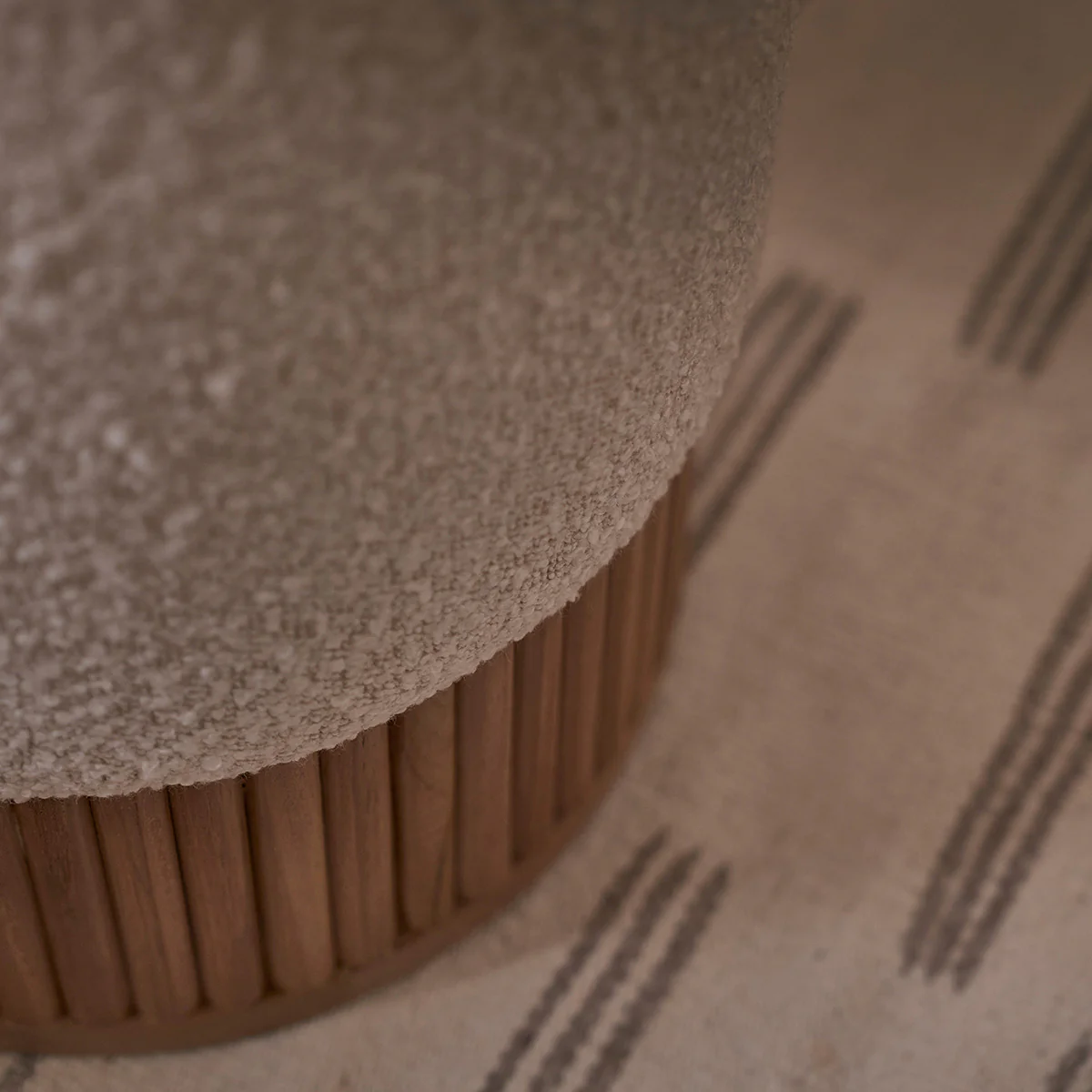 Pouf in teak massello e tessuto bouclé bianco Ø38 cm - Image 5