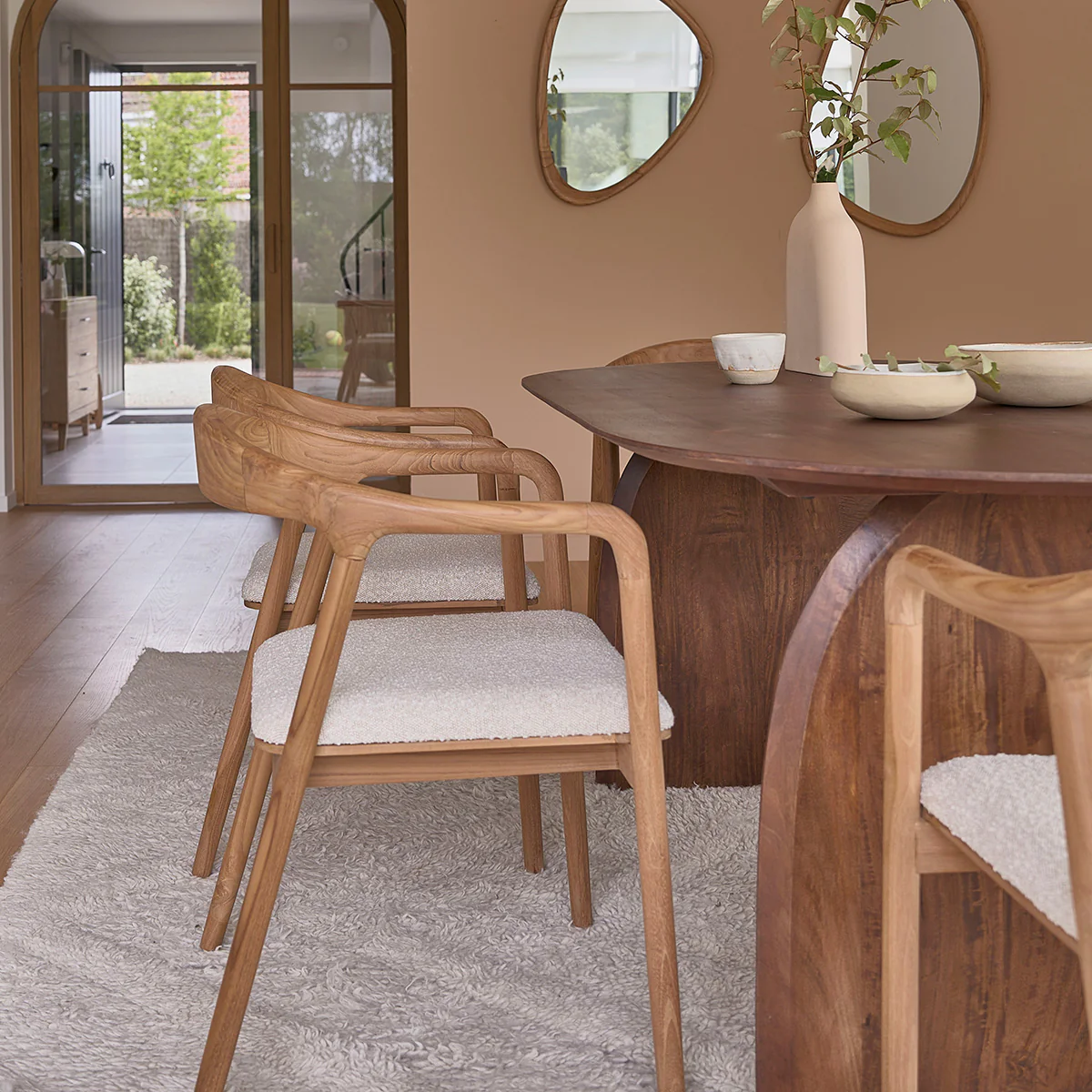 Set di 2 sedie in teak massello con seduta bouclé - Image 8