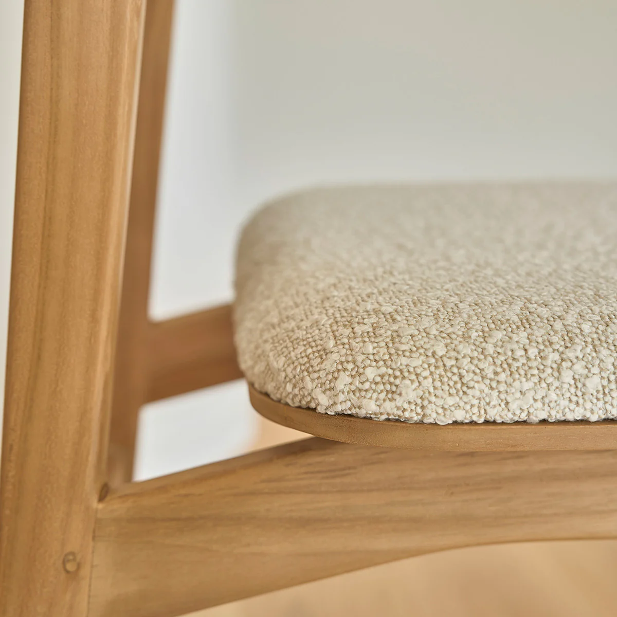 Set di 2 sedie in teak massello con seduta bouclé - Image 6