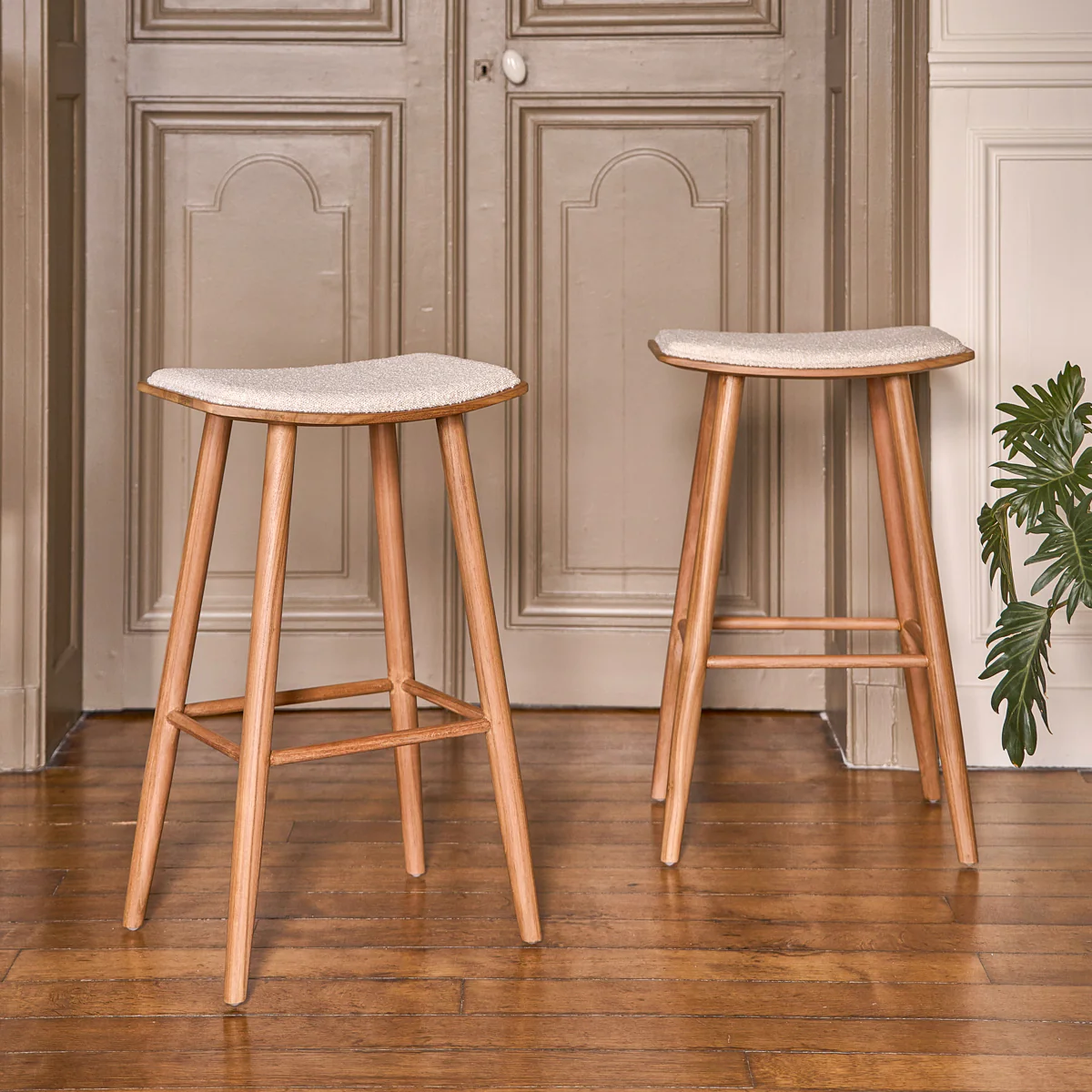 Set di 2 sgabelli da bar in teak massello con seduta bouclé 75 cm - Image 3
