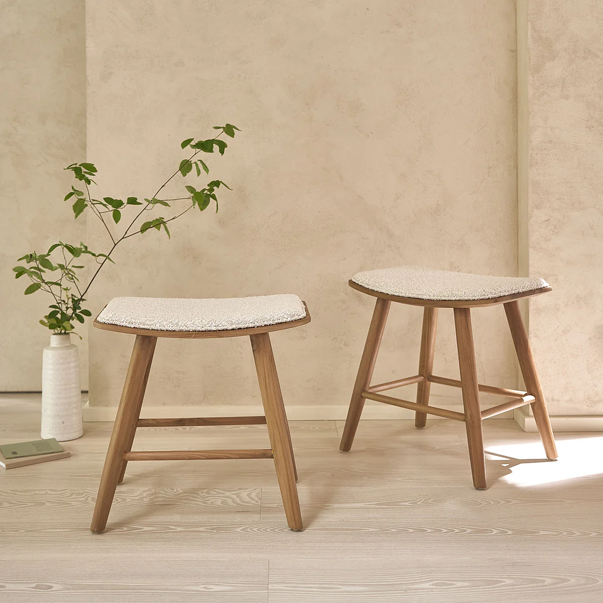 Set di 2 sgabelli da bar in teak massello e tessuto bouclé, 45 cm