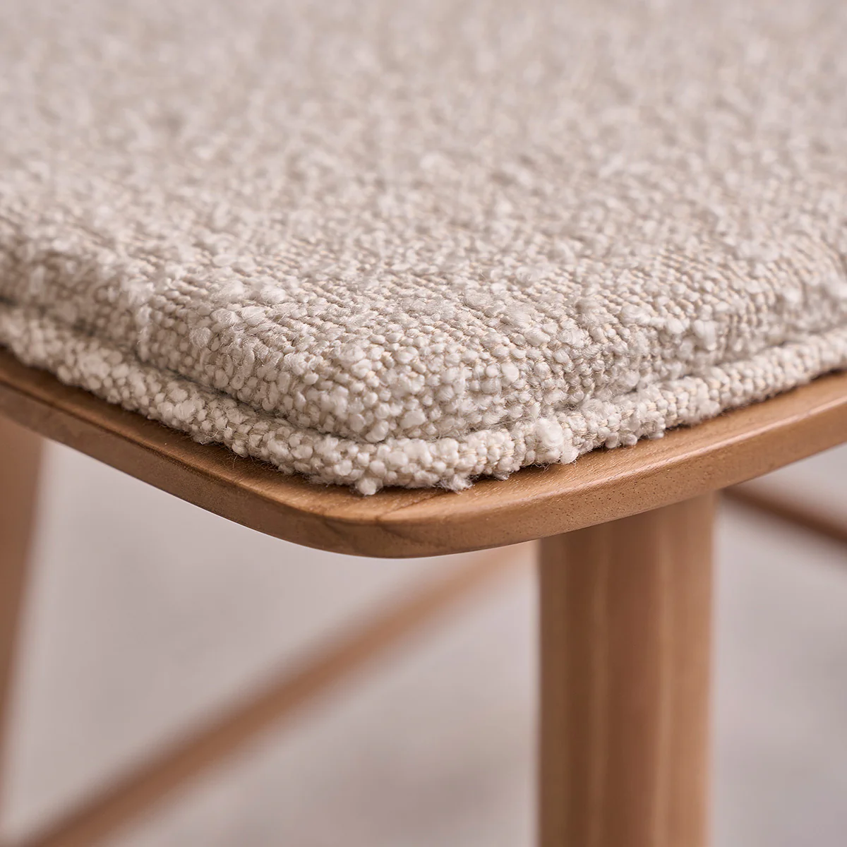 Set di 2 sgabelli da bar in teak massello e tessuto bouclé, 45 cm - Image 6